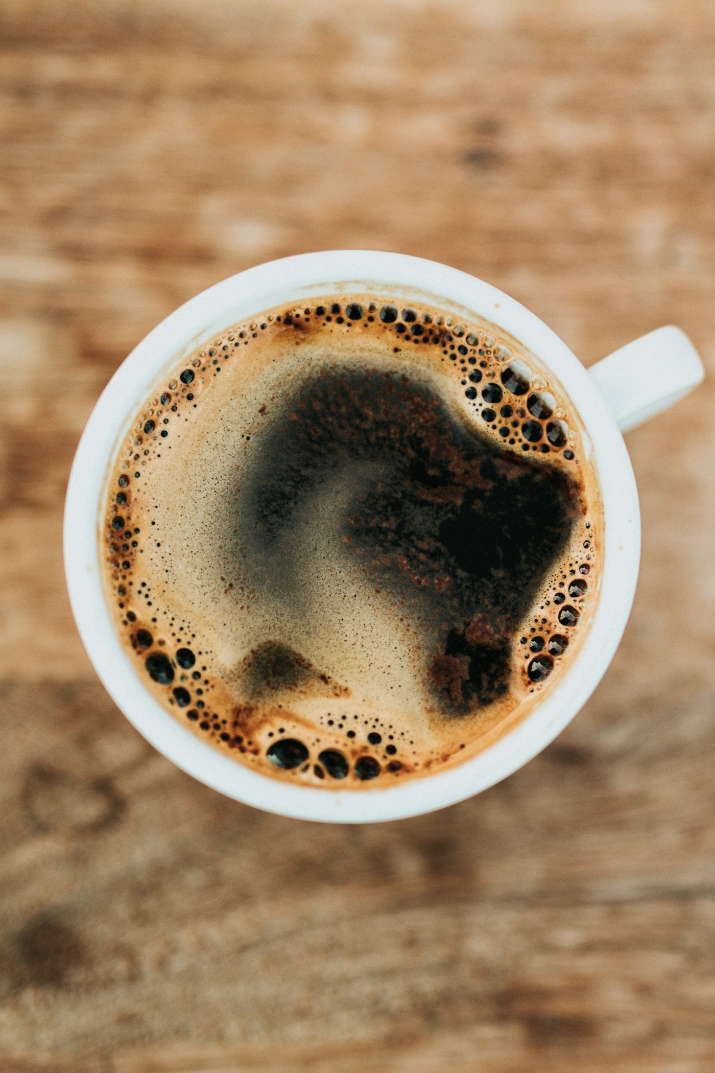 Zwarte koffie in een witte kop